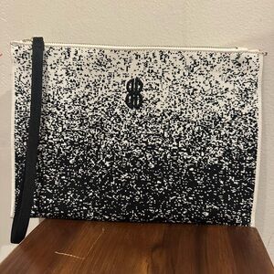 Bill Blass Sutton City Zipper Pouch in Black Sprinkle